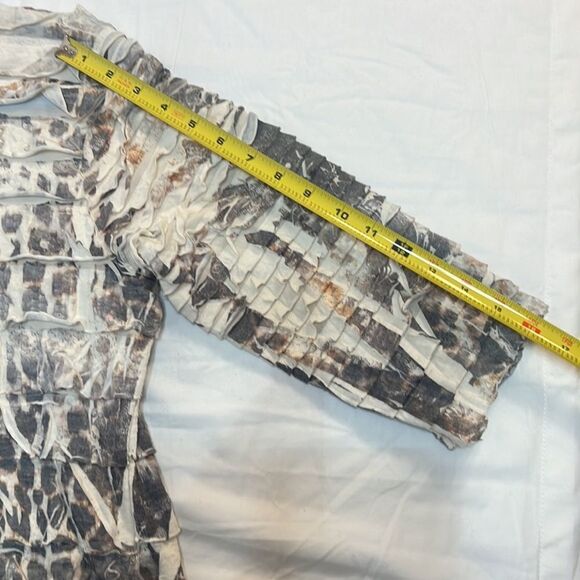 Cubism women’s large ruffled shirt with diamond button quarter length - Picture 6 of 6